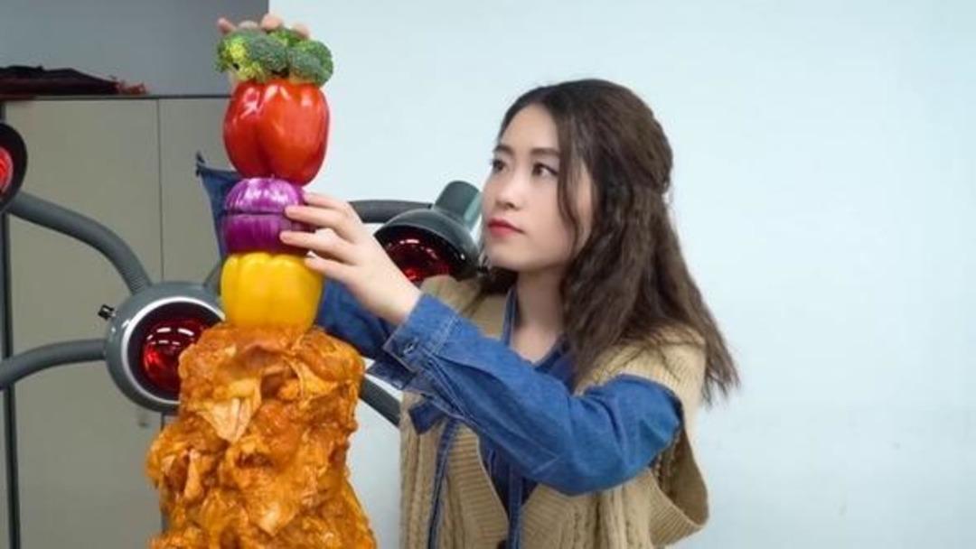 Sosyal medya fenomeni ofiste tavuk d&ouml;ner pişirdi! 