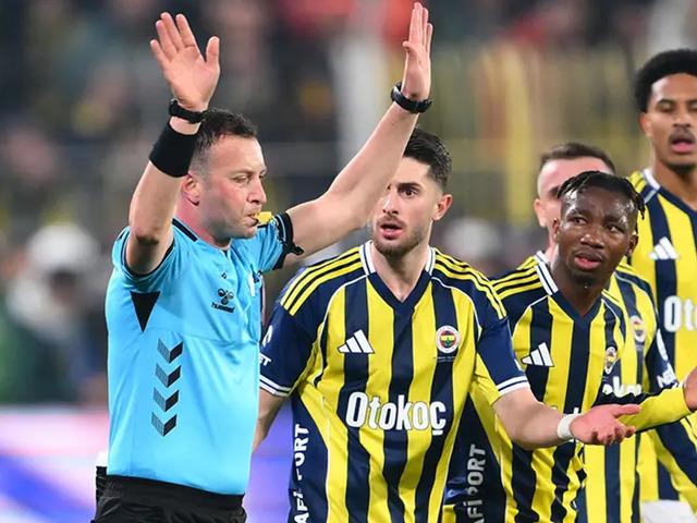 Galatasaray'dan derbinin hakemi için olay başvuru! Resmen şikayet ettiler