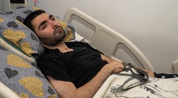 Trafik kazasında yatağa bağımlı hale gelen genç için tedavi umudu sürüyor