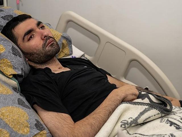 Trafik kazasında yatağa bağımlı hale gelen genç için tedavi umudu sürüyor