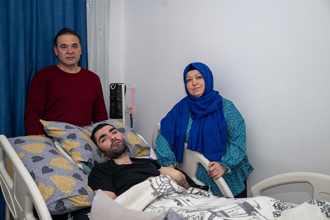 Trafik kazasında yatağa bağımlı hale gelen genç için tedavi umudu sürüyor 1