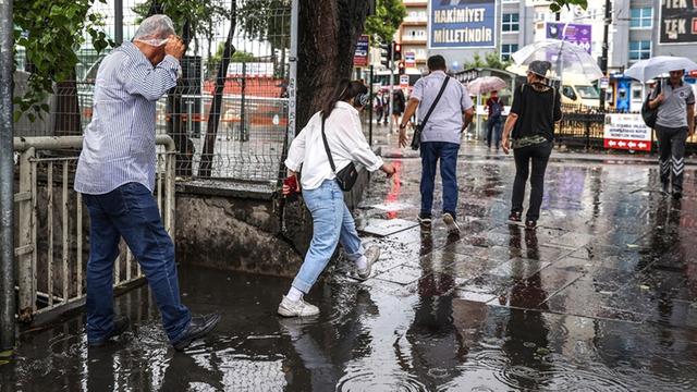 İstanbul i&ccedil;in kritik sağanak yağış uyarısı! Pazar g&uuml;n&uuml; işaret edildi