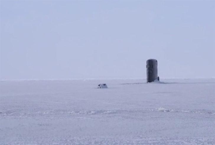İngiliz denizaltısı buzları kırıp yüzeye çıktı  G2