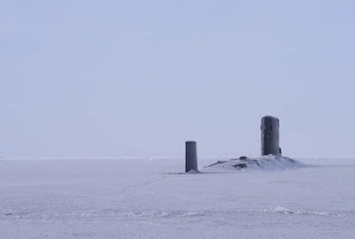 İngiliz denizaltısı buzları kırıp yüzeye çıktı  G3