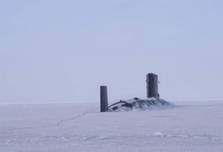 İngiliz denizaltısı buzları kırıp yüzeye çıktı  G4