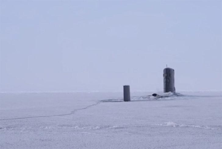 İngiliz denizaltısı buzları kırıp yüzeye çıktı  G5