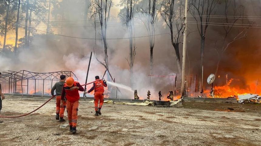 Fethiye'de alevler onlarca karavan ve bungalov evi küle çevirdi