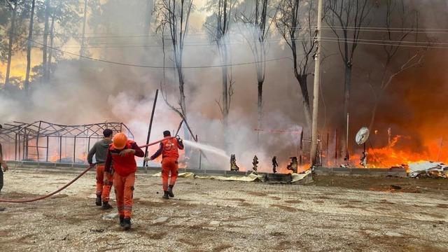 Fethiye'de alevler onlarca karavan ve bungalov evi küle çevirdi