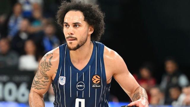 Anadolu Efes'te kaptan Shane Larkin, ameliyat edildi