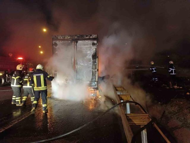 Şanlıurfa’da beyaz eşya yüklü tır alev alev yandı 2