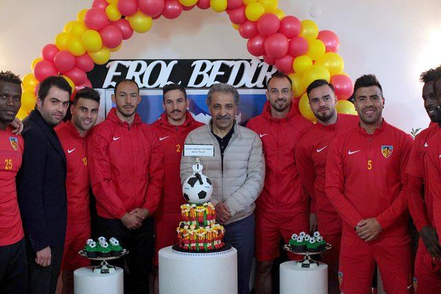 Kayserisporlu futbolcular Başkan Bedir'in doğum gününü kutladı