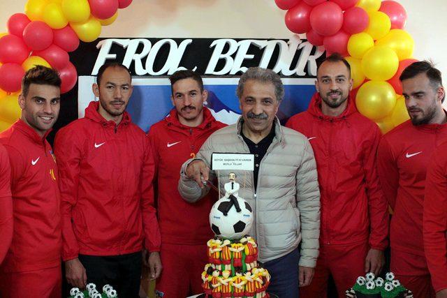 Kayserisporlu futbolcular Başkan Bedir'in doğum gününü kutladı