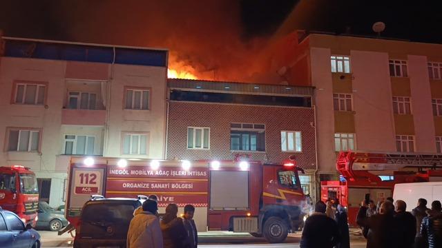 İki katlı evin çatısında çıkan yangın paniğe neden oldu 1