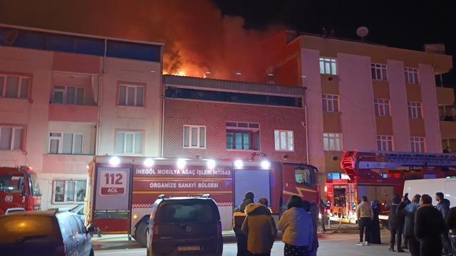 İki katlı evin çatısında çıkan yangın paniğe neden oldu 2