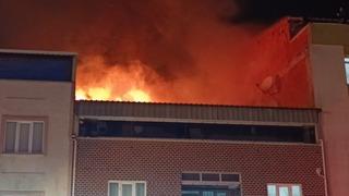 İki katlı evin çatısında çıkan yangın paniğe neden oldu