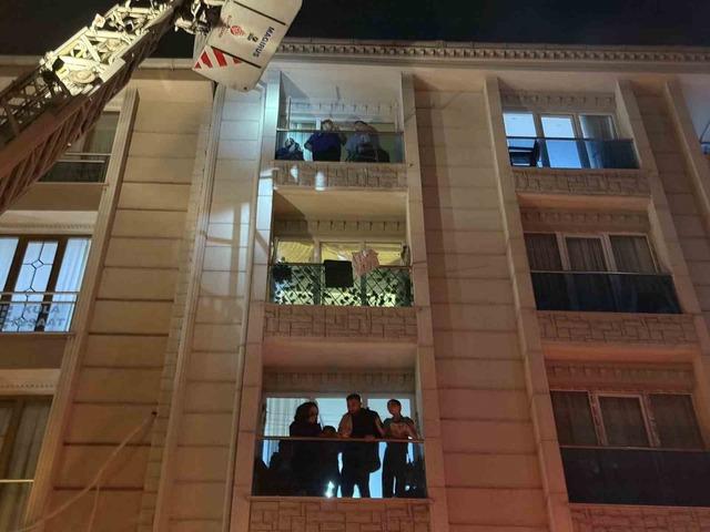 Esenyurt’ta 5 katlı binada yangın paniği: Bina tahliye edildi 3