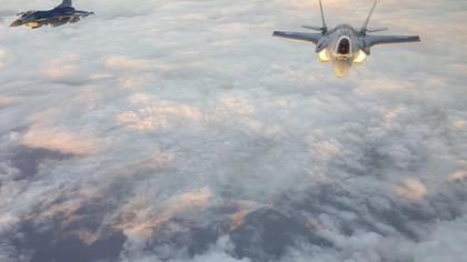 ABD'ye ait F-16 savaş uçağı düştü