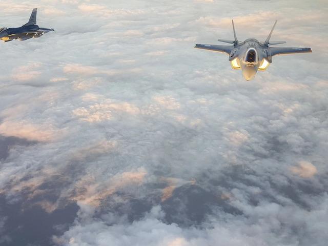 ABD'ye ait F-16 savaş uçağı düştü