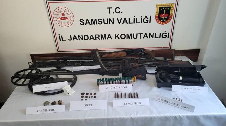 Jandarmadan silah ve tarihi eser operasyonu: 4 g&ouml;zaltı