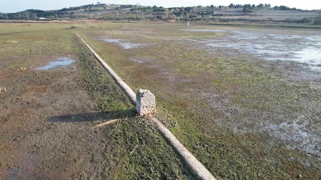 İstanbul daki gölde sular çekildi! Göl altında kalan tarihi yapı ortaya çıktı 1
