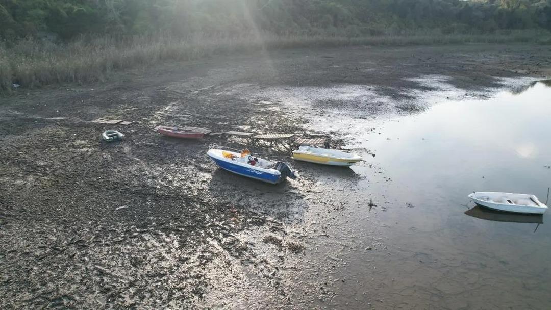 İstanbul daki gölde sular çekildi! Göl altında kalan tarihi yapı ortaya çıktı 2
