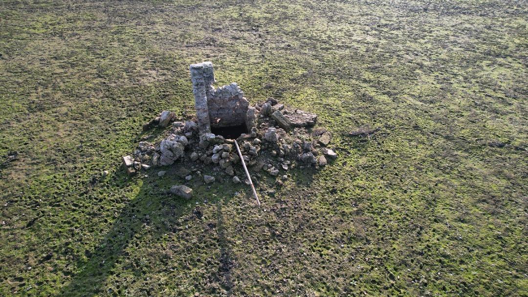 İstanbul daki gölde sular çekildi! Göl altında kalan tarihi yapı ortaya çıktı 3