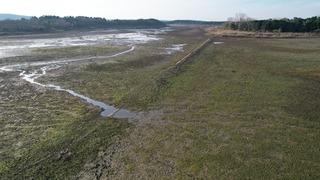 Son dakika: Gölde sular çekildi! Altında kalan tarihi yapı ortaya çıktı