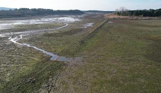 Gölde sular çekildi! Altında kalan tarihi yapı ortaya çıktı