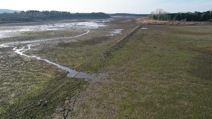 İstanbul'daki gölde sular çekildi! Göl altında kalan tarihi yapı ortaya çıktı
