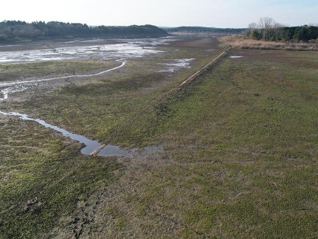 İstanbul'daki gölde sular çekildi! Göl altında kalan tarihi yapı ortaya çıktı
