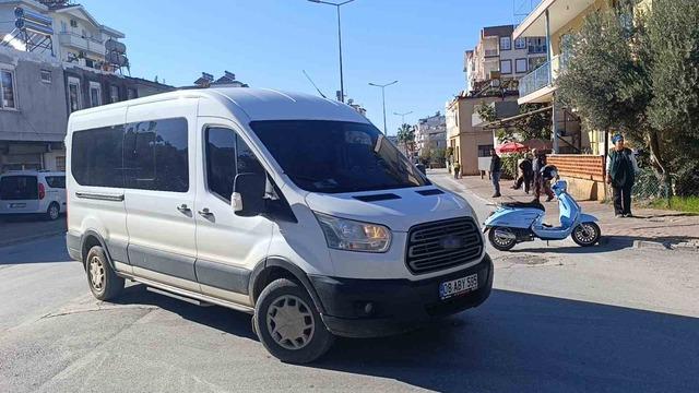Manavgat’ta minibüsle çarpışan motosikletli yaralandı 1