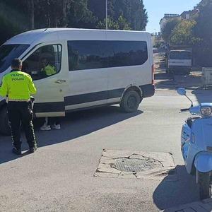 Manavgat’ta minibüsle çarpışan motosikletli yaralandı