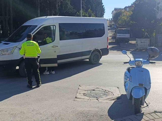 Manavgat’ta minibüsle çarpışan motosikletli yaralandı