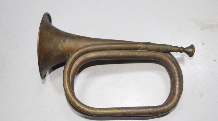 &Ccedil;anakkale Savaşı'ndan olduğunu &ouml;ne s&uuml;rd&uuml;ğ&uuml; borazan ile h&uuml;cum marşı &ccedil;alıyor