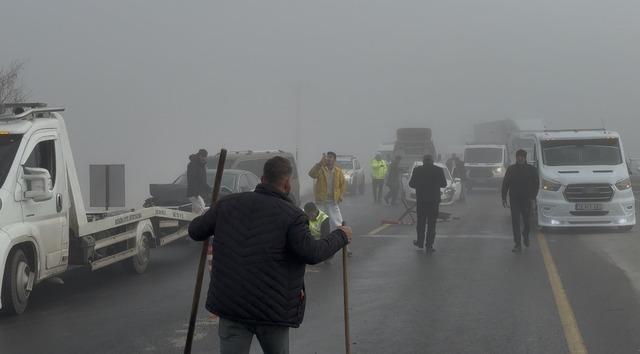 Yoğun sis Tatvan’da zincirleme kazaya neden oldu 1