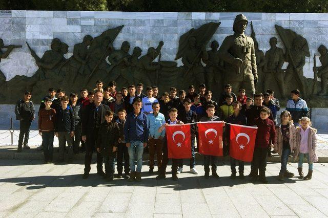 Mahalle gençleri tarihe tanıklık etti