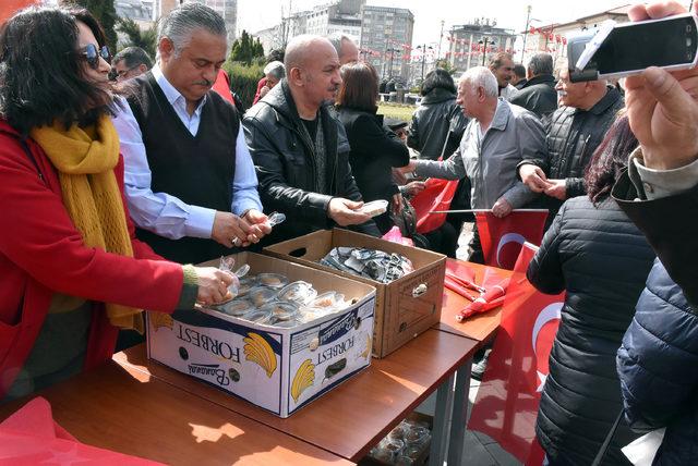 Sivas'ta CHP, Çanakkale şehitleri için helva dağıttı 