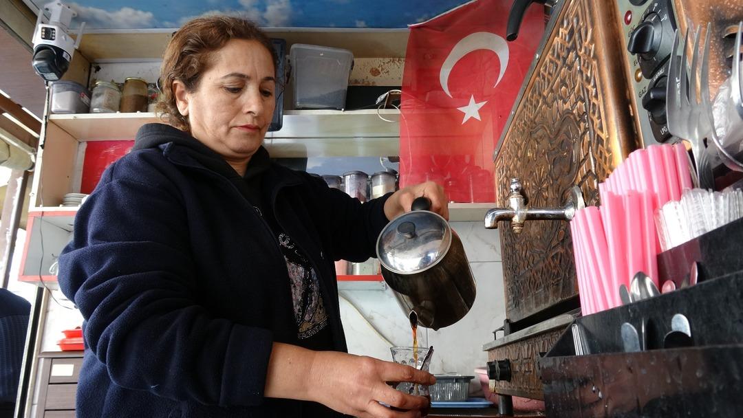 Müşteriler ilk başta yadırgadı: Eşi eleman bulamayınca kentin tek örneği oldu! 4