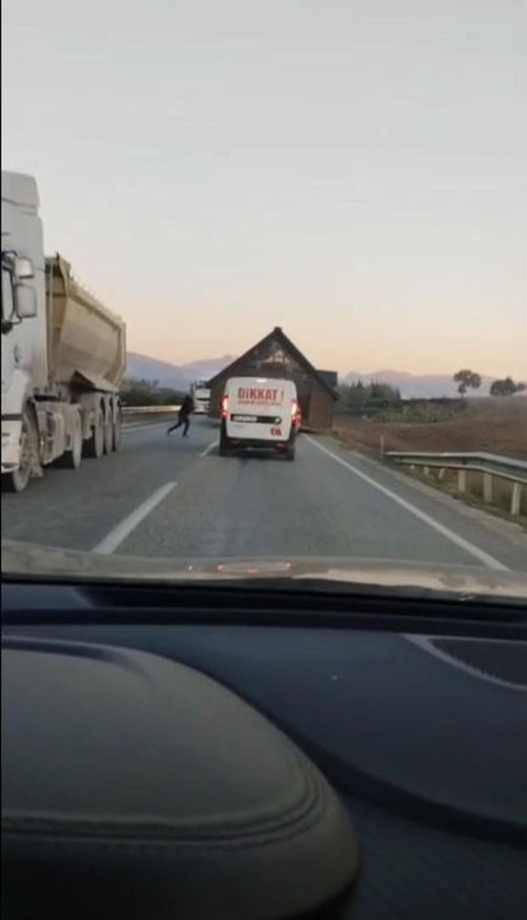 Evini g&ouml;t&uuml;r&uuml;rken trafiği alt&uuml;st etti! "Mecbur muyuz beklemeye?" 1