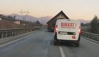 Evini götürürken trafiği altüst etti! 