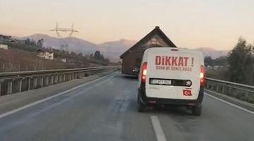 Evini götürürken trafiği altüst etti! "Mecbur muyuz beklemeye?"