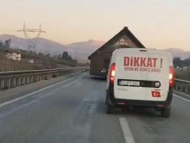Evini götürürken trafiği altüst etti! 