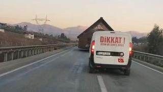 Evini götürürken trafiği altüst etti! Mecbur muyuz beklemeye?