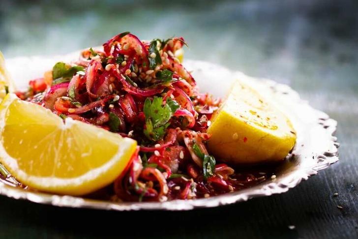 Orta Doğu mutfağında &ouml;zellikle salata ve soğanların &uuml;zerine serpilen baharat hangisi peki? 
