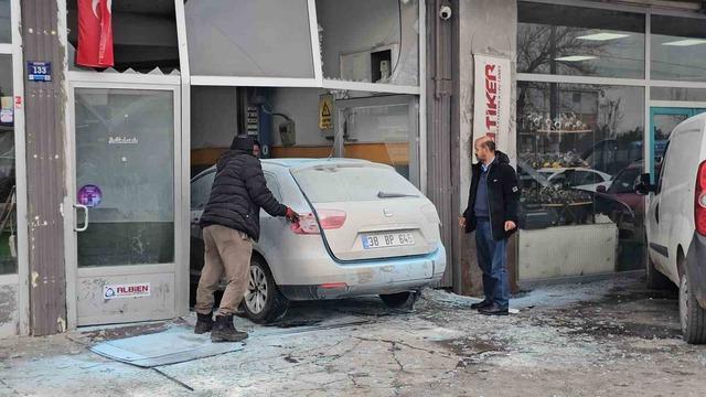 Aracın LPG tankı patladı: 3 yaralı 5