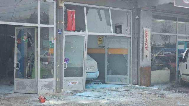 Aracın LPG tankı patladı: 3 yaralı 4