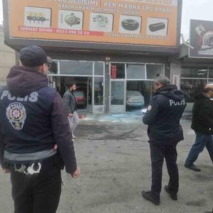 Aracın LPG tankı patladı: 3 yaralı