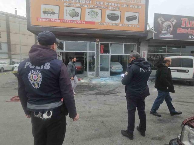 Aracın LPG tankı patladı: 3 yaralı