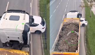 İzmir'de korku dolu anlar! Kamyonun önünde 100 metre böyle sürüklendi