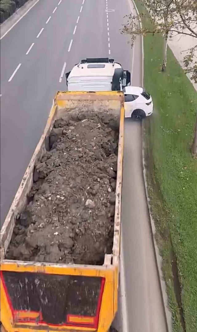 Hafriyat kamyonu, önüne aldığı otomobili sürükledi 2
